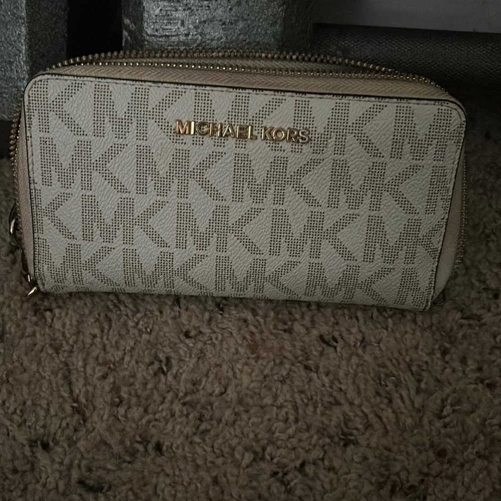 Very cute wallet that holds you cards and phones